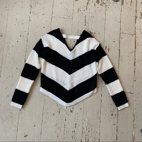 Chevron Laced Sweater Black & White Med - Picture 5 of 11